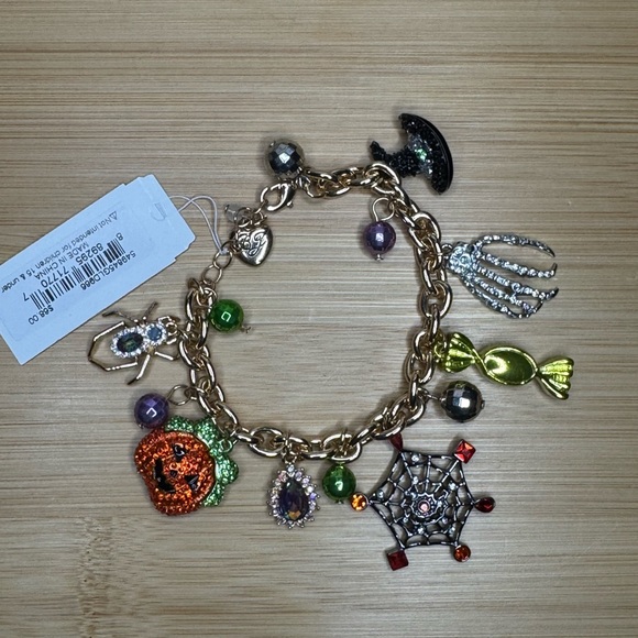 Betsey Johnson SCREAM QUEEN BRACELET MULTI display picture 1